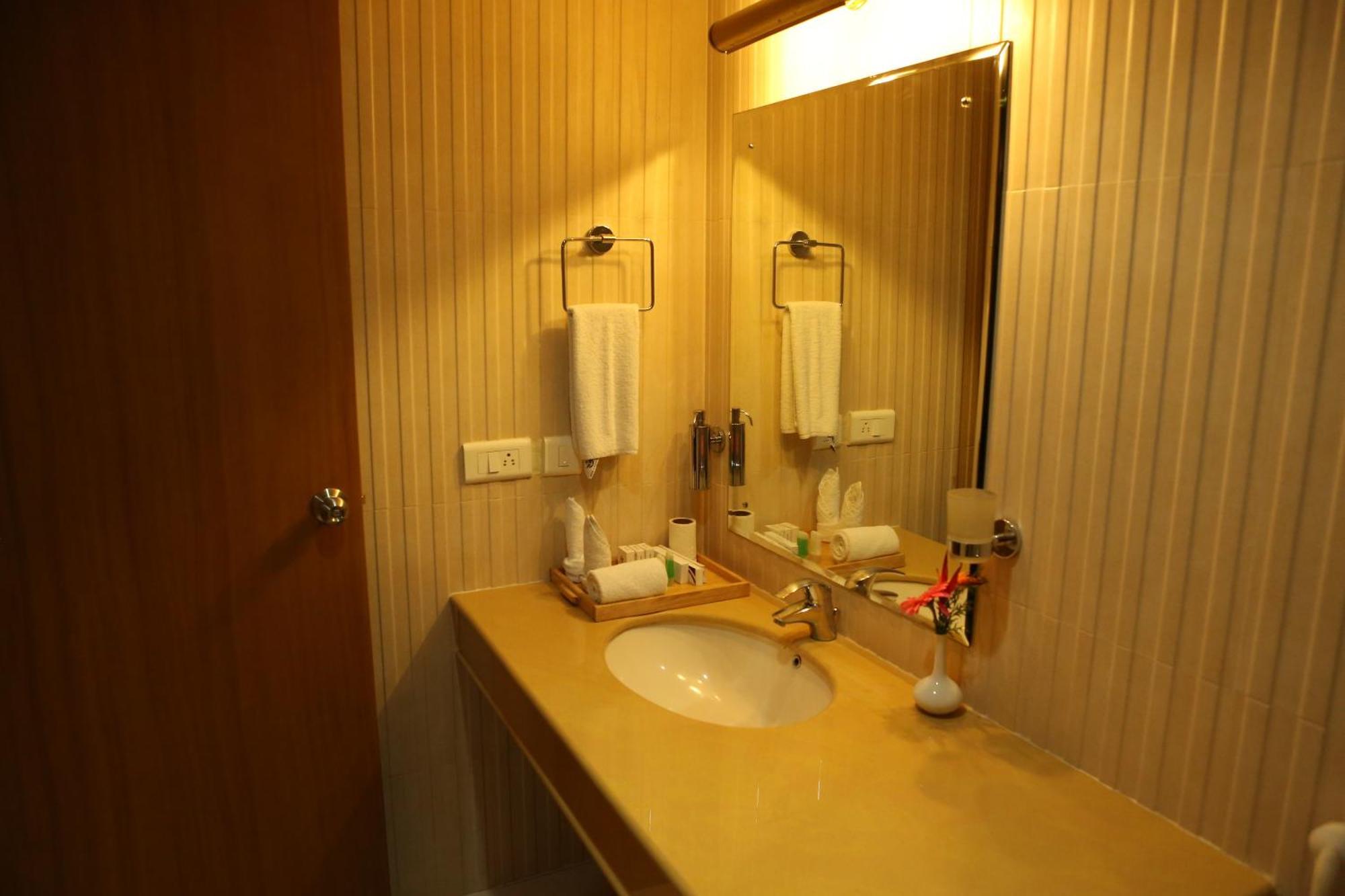 Hotel Airlink Castle Nedumbassery Esterno foto
