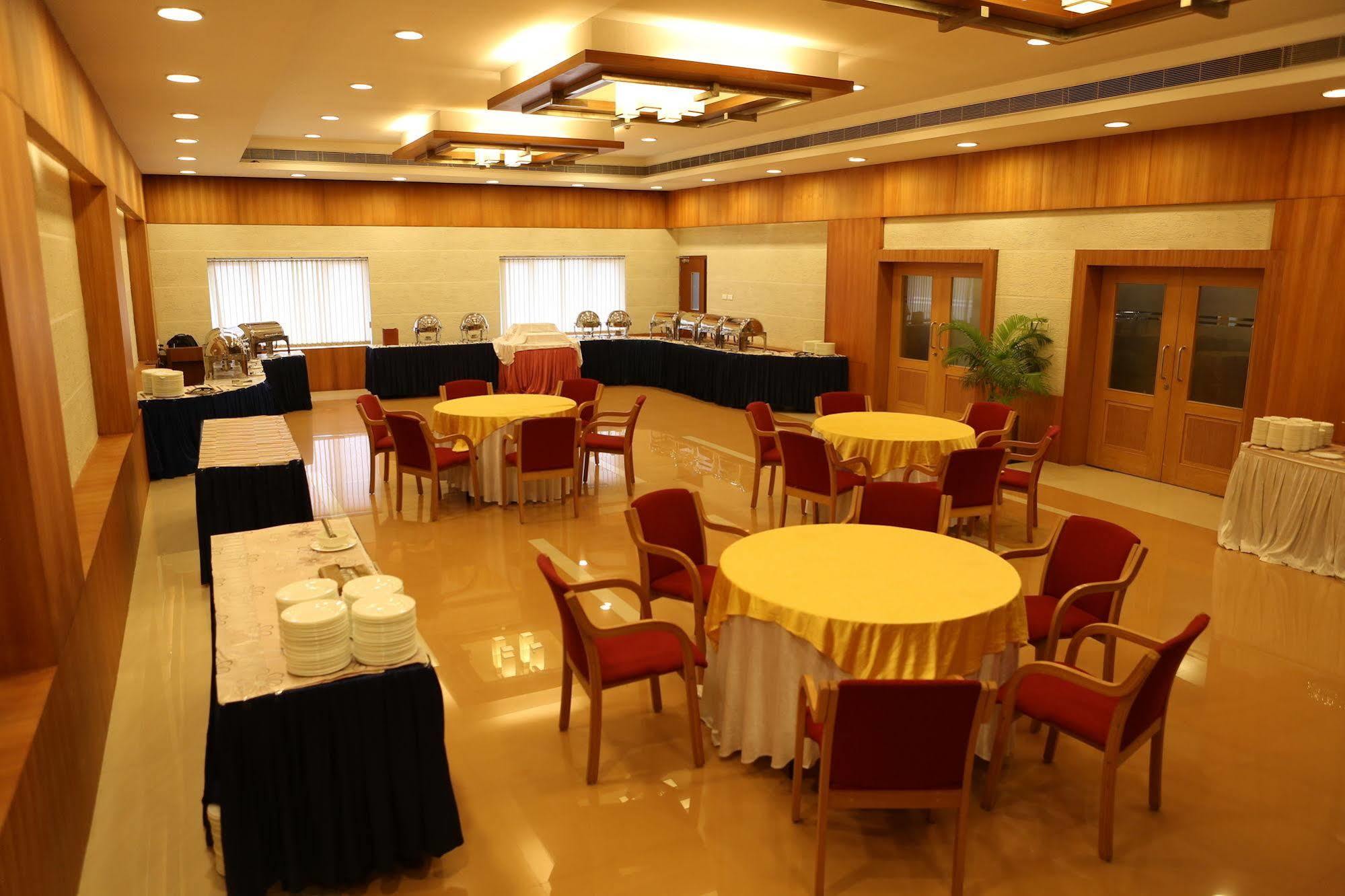 Hotel Airlink Castle Nedumbassery Esterno foto